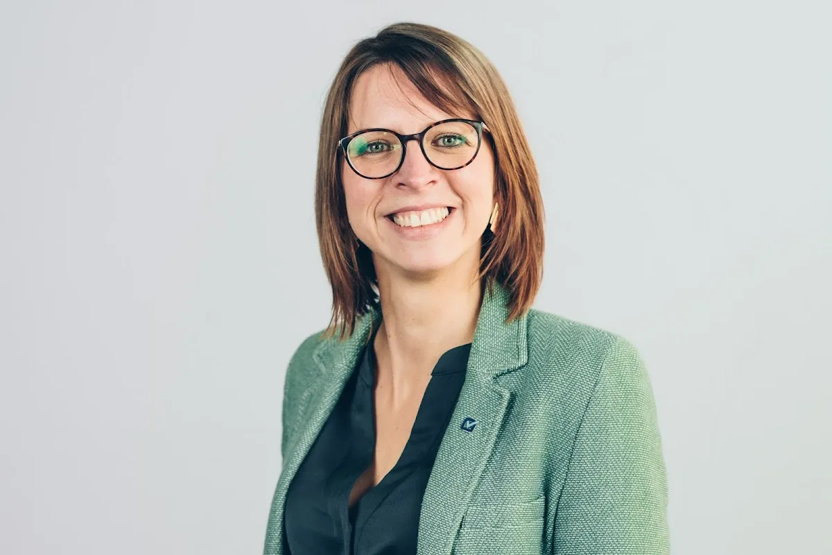 Portrait souriant d’une membre de l’équipe de Finances et Courtage (membre du Groupe Bougard)