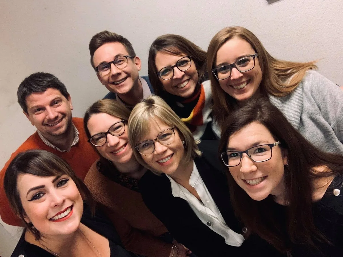 Selfie de huit membres souriants de l’équipe de Finances et Courtage (membre du Groupe Bougard)