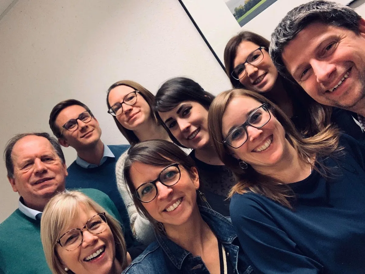 Selfie de groupe souriant de l'équipe de Finances et Courtage (membre du Groupe Bougard)