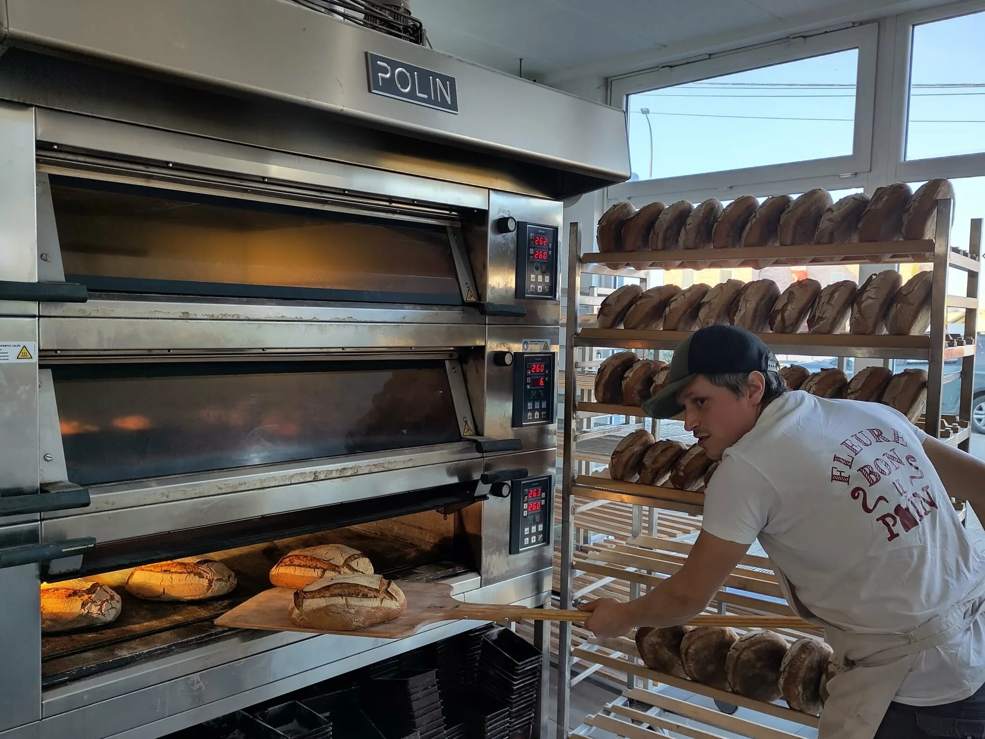 Production de pain par la boulangerie paysanne Fleure bon le pain à Hennuyères