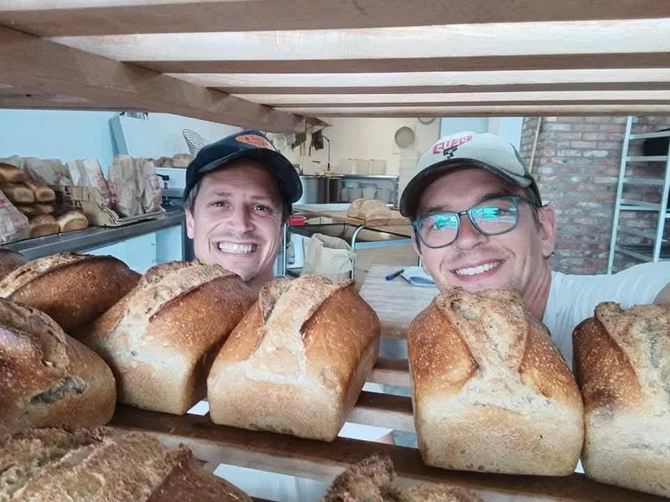 Photo des gérants de la boulangerie paysanne fleure bon le pain à Hennuyères