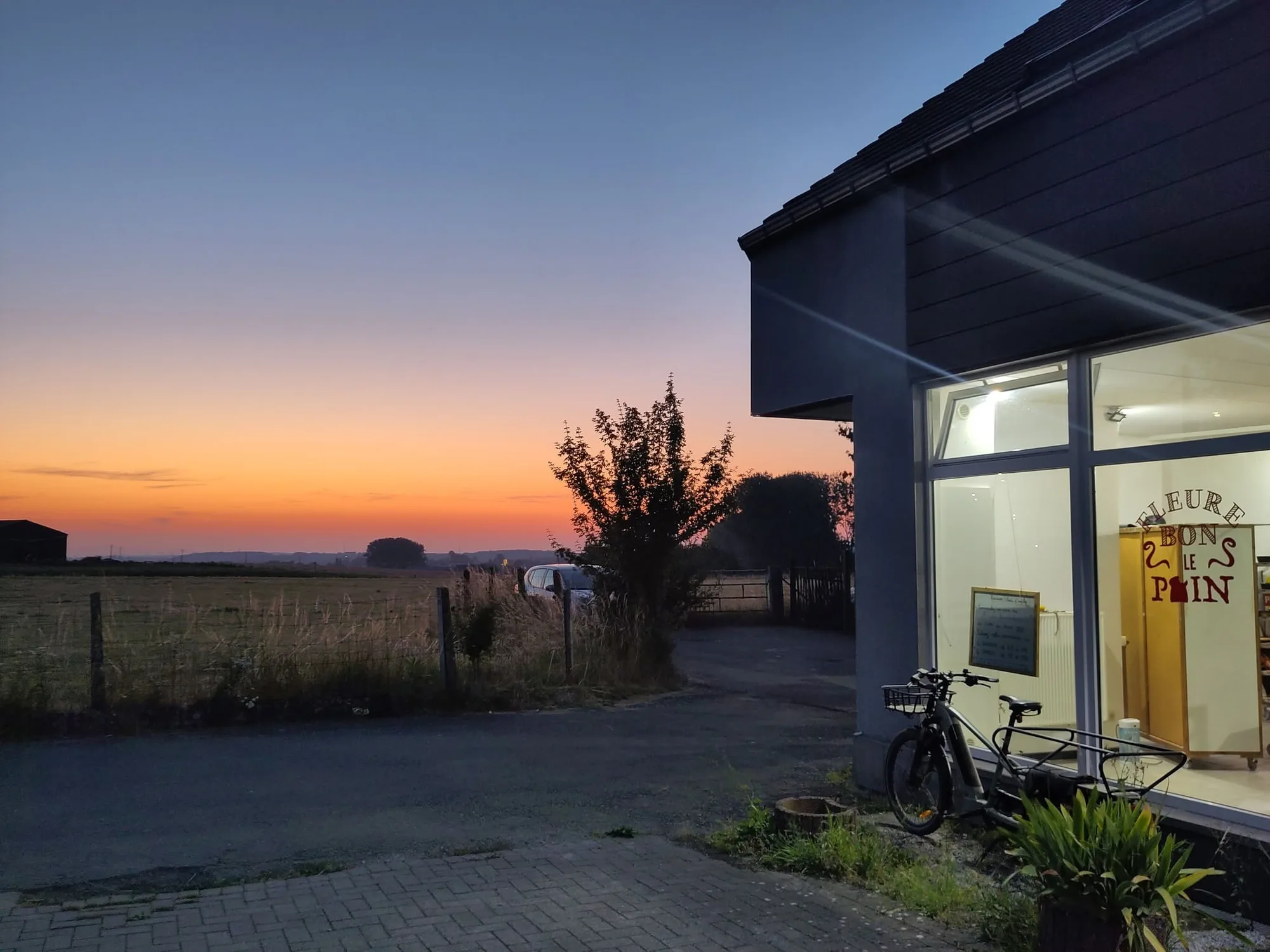 Lever de soleil à l'atelier de Fleure bon le pain à Hennuyères