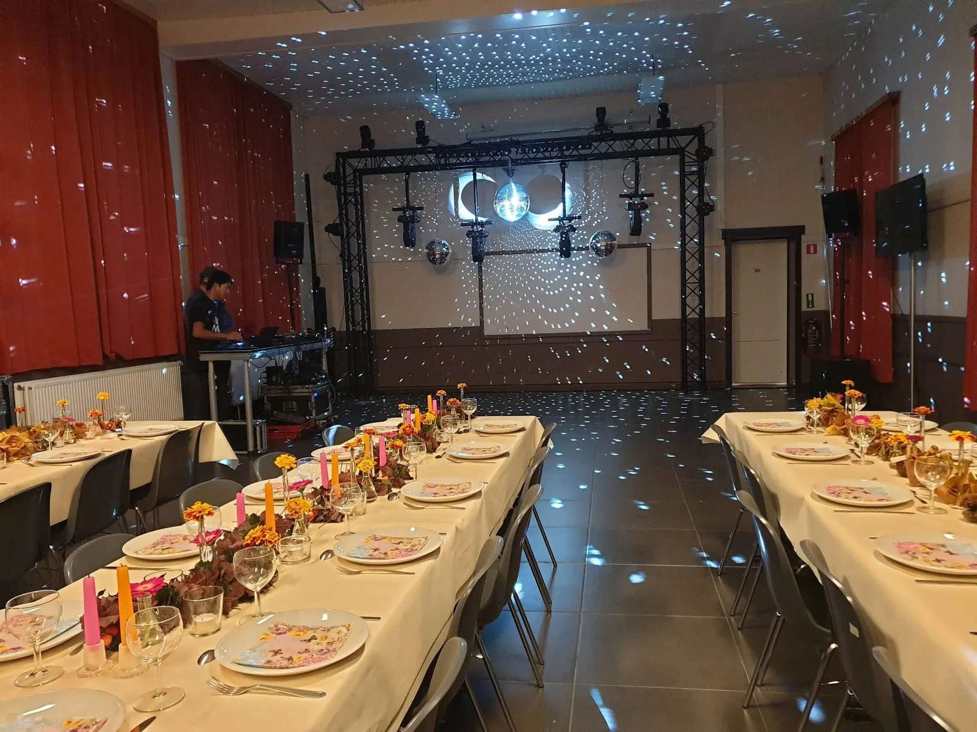 Salle de réception intérieur de la salle de la butte avec table dressée.