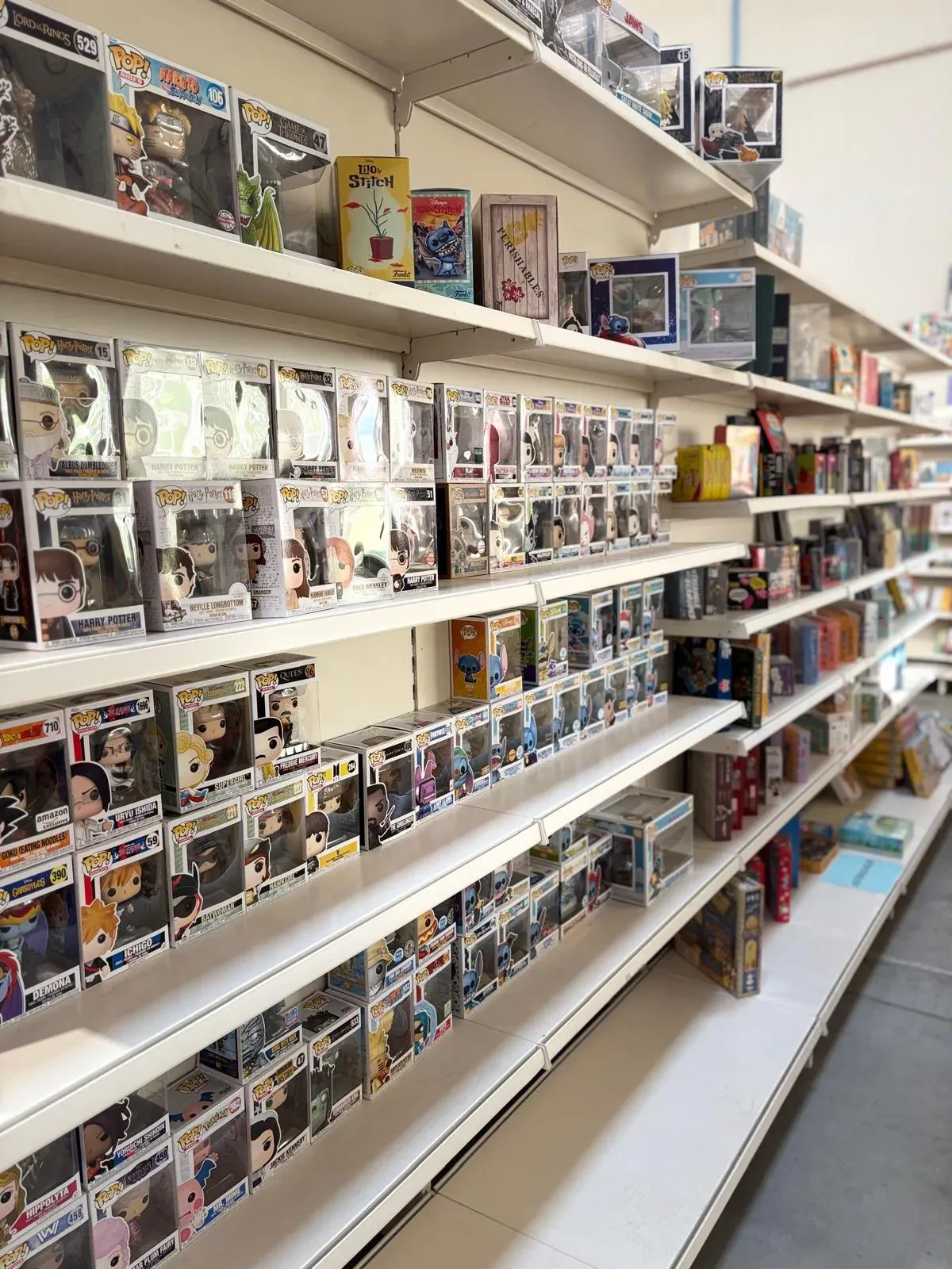 Etalages de figurines "POP" du magasin Livr'ensemble à Hennuyère