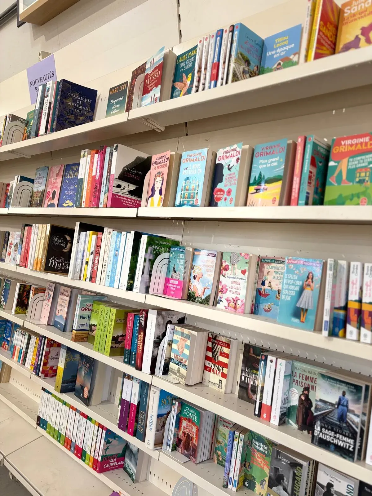 Etalages de livres pour enfants du magasin Livr'ensemble à Hennuyère.