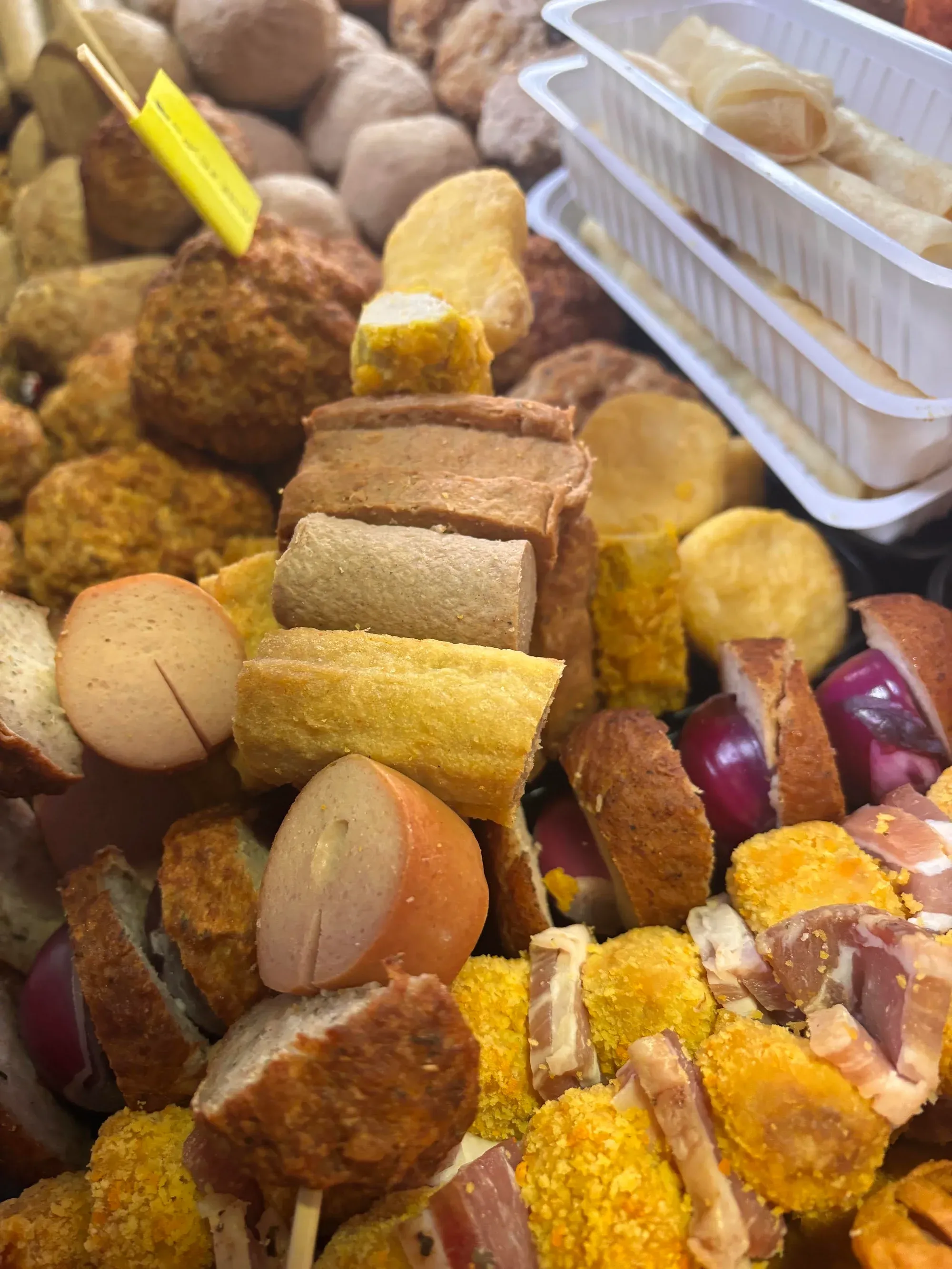 Cervelas, pouli-croc et autres snack de la friteria Au Regal à Braine-le-comte