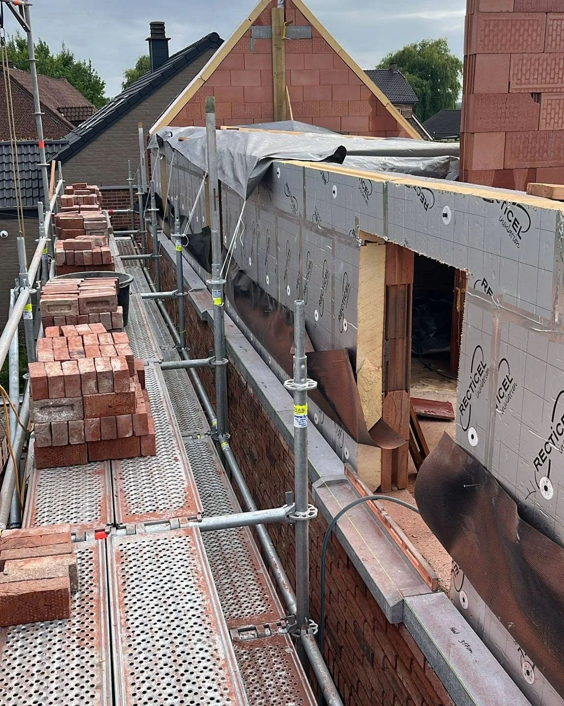 Réalisation de parement de façade brique avec isolant Recticel par L.L Concept