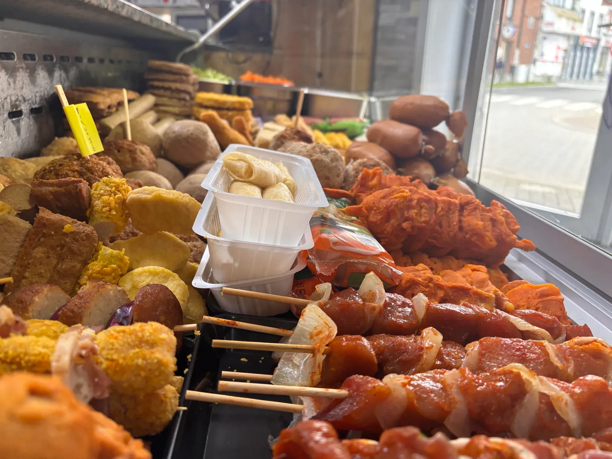 Brochette de poulet et variétés à la Friterie Au Regal de Braine-le-Comte