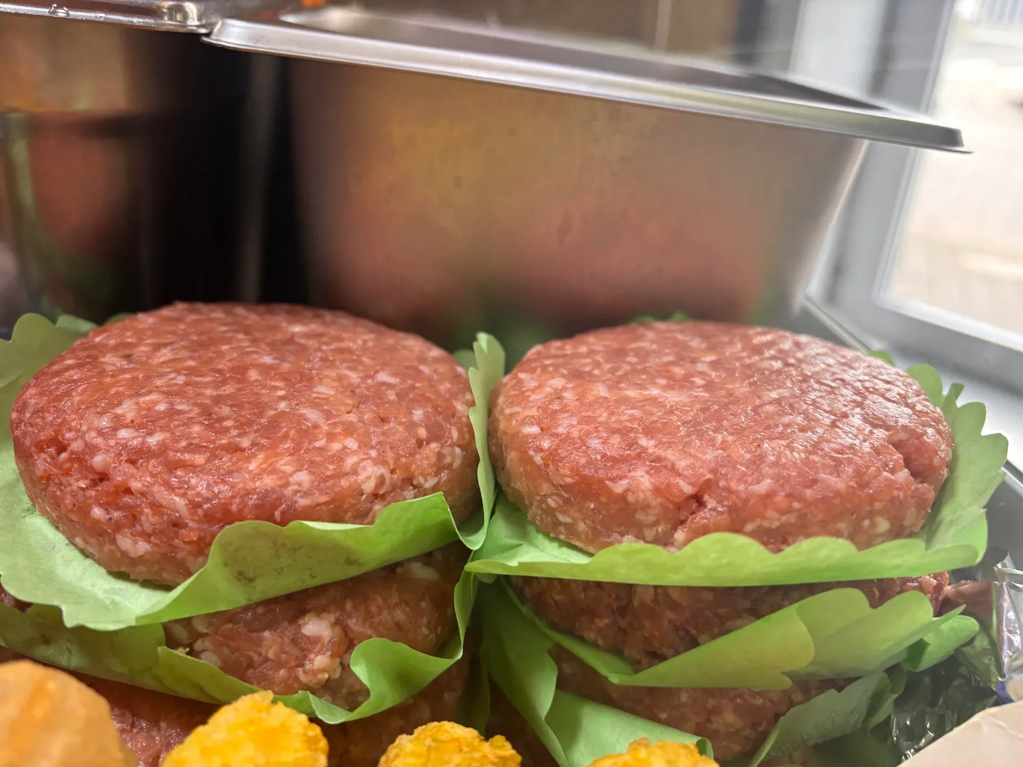 Viande hamburger pour le "Complet" - Friterie Au Regal à Braine-le-comte