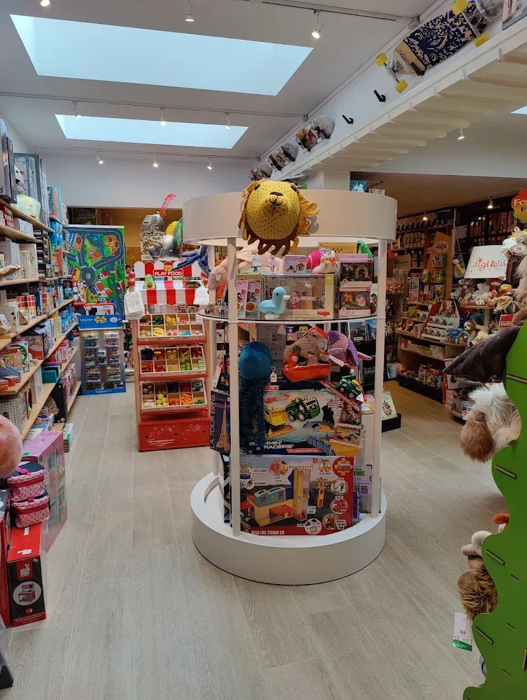 Photo de l'intérieur du magasin avec ses présentoirs